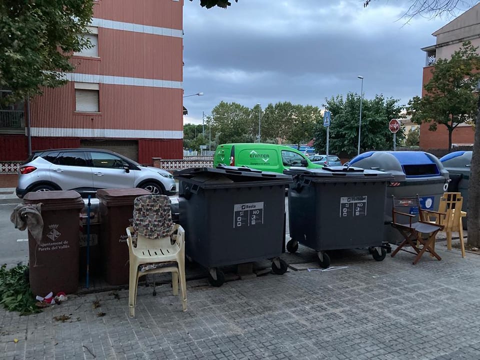 JordiSeguer's tweet photo. Hem demanat al Govern de PSC i Sumem Esquerres que retiri els contenidors soterrats, que estan avariats des de fa molt temps, en el carrer Canigó amb Sant Joan de l'Eixample #Parets.
El veïnat de la zona ho reclama però l'actuació NO arriba mai.
#GoverndeCarrer #MilloremParets https://t.co/dae43RLAdN
