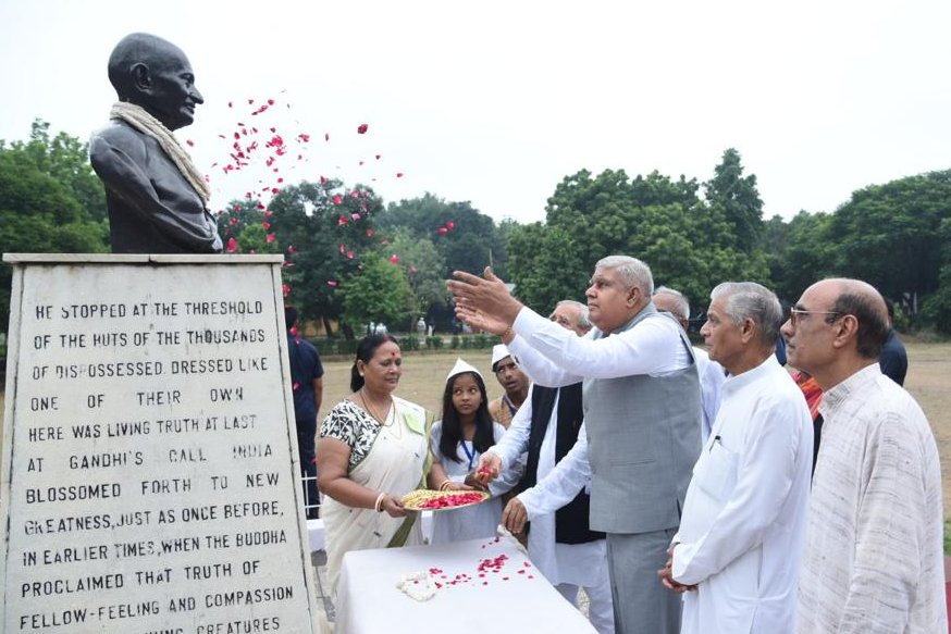 VPIndia's tweet photo. Hon'ble Vice President, Shri Jagdeep Dhankhar paying floral tributes to the Father of the Nation, Mahatma Gandhi Ji at Gandhi Ashram in New Delhi today. https://t.co/2Vfqz1qqEV
