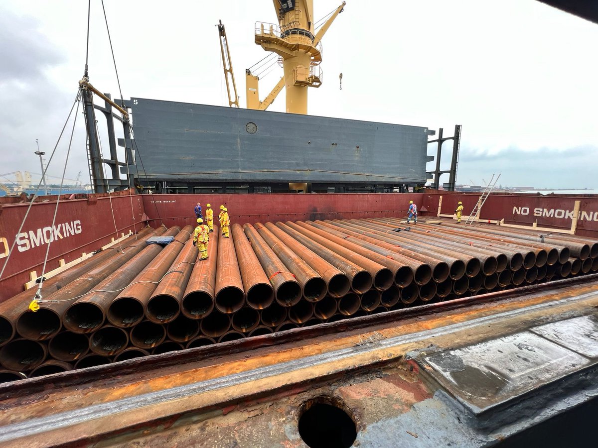 Hanmanmarine's tweet photo. @Hanmanmarine Busy with pipe discharging in Indonesia this week and next. Different challenges and exciting location https://t.co/8DMaXuaDha