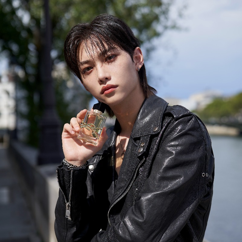 YSLBeautyJP's tweet photo. 【Felix in Paris with LIBRE】
LIBREを纏い、パリの街へ。

“LIBREの香りが、パリの魅力を高めてくれた”

マスキュリンなラベンダーと、フェミニンなオレンジブロッサムが衝突する、ツイストのあるジェンダーレスな香り。

@Stray_Kids_JP 

#リブレオーデパルファム
#YSLリブレ 
#LIBRE