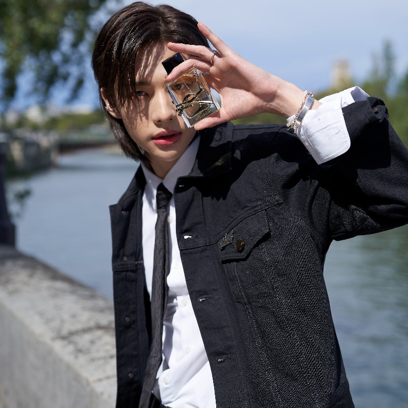 YSLBeautyJP's tweet photo. 【Hyunjin in Paris with LIBRE】
LIBREを纏い、パリの街へ。

“LIBREの香りが、パリの魅力を高めてくれた”

マスキュリンなラベンダーと、フェミニンなオレンジブロッサムが衝突する、ツイストのあるジェンダーレスな香り。

@Stray_Kids_JP 

#リブレオーデパルファム
#YSLリブレ 
#LIBRE
