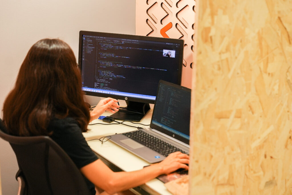 Bcn_SantMarti's tweet photo. 🔛🙋‍♀️ Impulsem la formació en programació web per promoure la inserció laboral de dones vulnerables a través del programa #BcnFemTech.

🔜 Al setembre s'iniciarà la selecció de 50 dones per a dues noves edicions, que començaran al novembre.

 ℹ Detalls: https://t.co/TufYZ547TG https://t.co/uSce1Jln2g