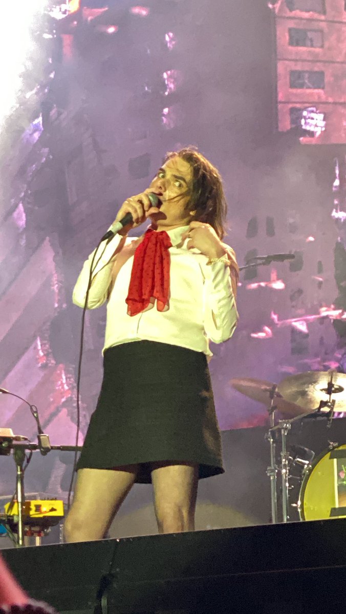 butchjoshdun's tweet photo. i don’t even care about the god damn setlist tonight I HAVE SEEN GOD AND HER NAME IS GERARD WAY https://t.co/15DQzusanE