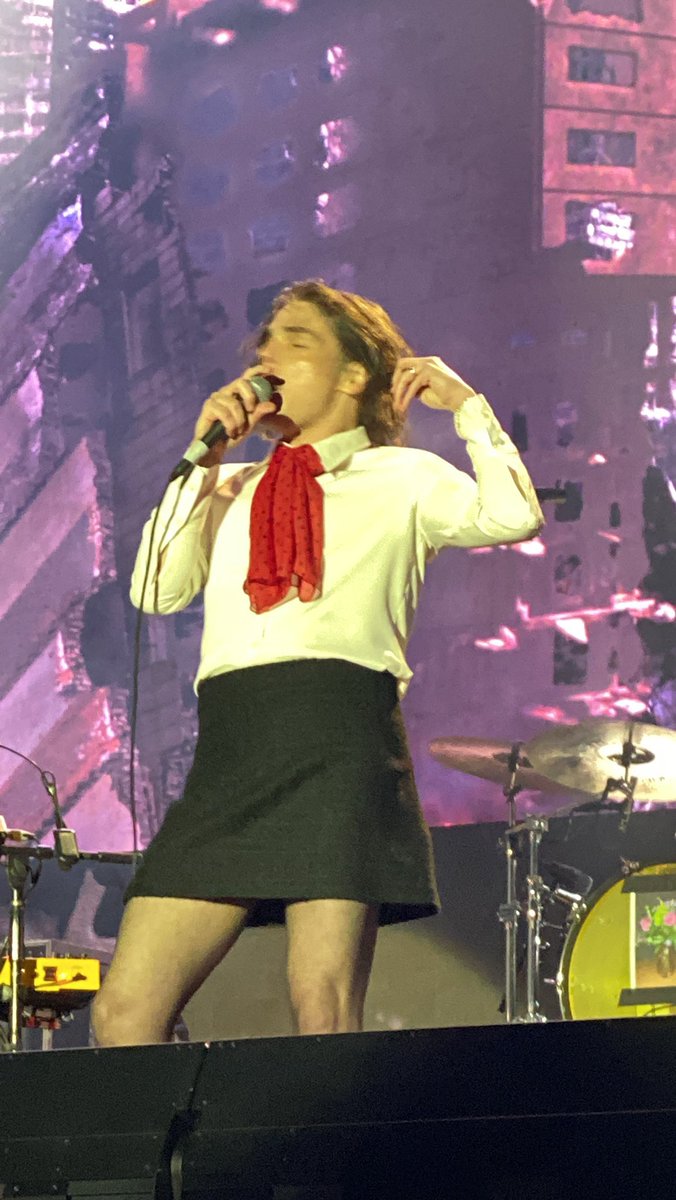 butchjoshdun's tweet photo. i don’t even care about the god damn setlist tonight I HAVE SEEN GOD AND HER NAME IS GERARD WAY https://t.co/15DQzusanE