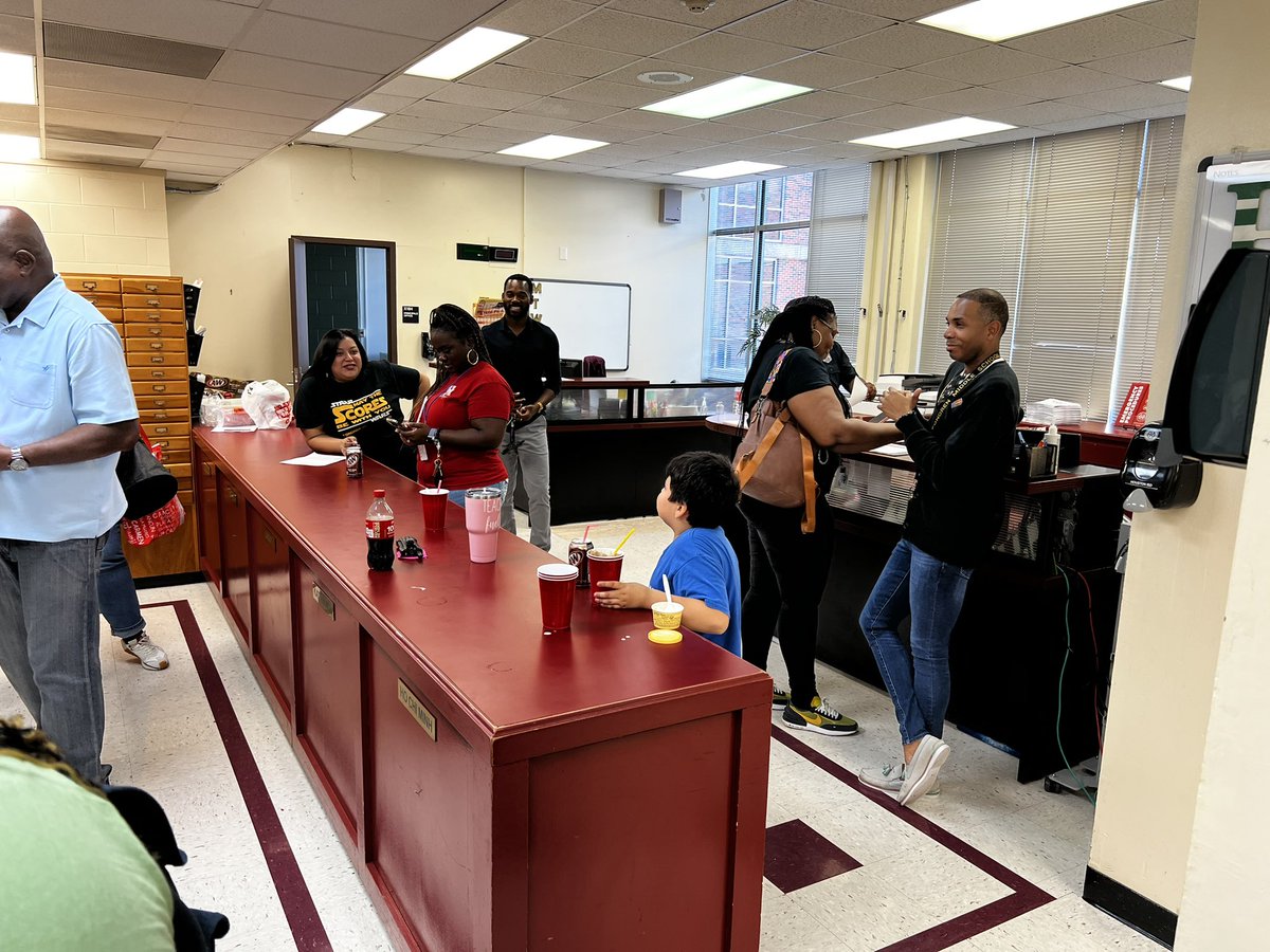 TJCotter's tweet photo. Showing @FondrenMS_HISD some love this afternoon for helping us “stay afloat” these past 5 weeks. We appreciate you and all of your hard work‼️

#BlazingTrailsofExcellence https://t.co/bLK1VkcRoe