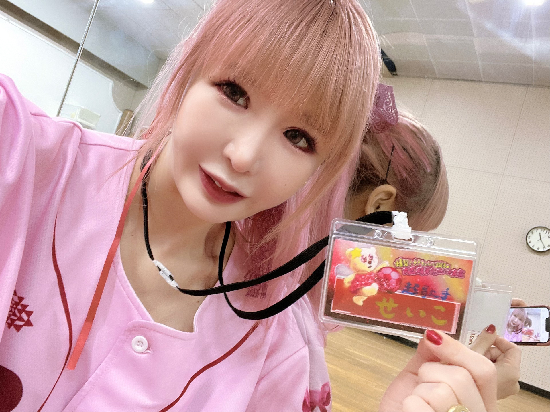 ゆにに。ページ 大森靖子 拳突きあげる光るバングル image_f5b6eba574d422a925415ff9