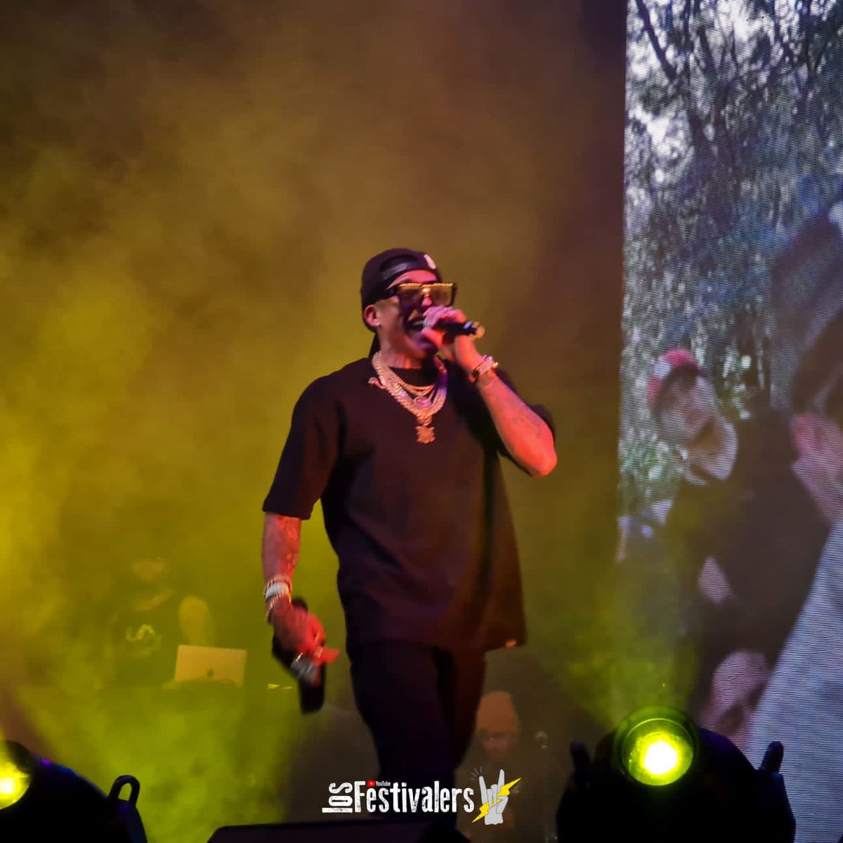 losfestivalers's tweet photo. La familia @alzadaoficial llenando de rimas al Pepsi Center de la CDMX 😎

Orgullo mexicano del rap #YossBones, #LeftySm, #Toserone y #NetoPeña 💪 https://t.co/pRs5YOMyhW