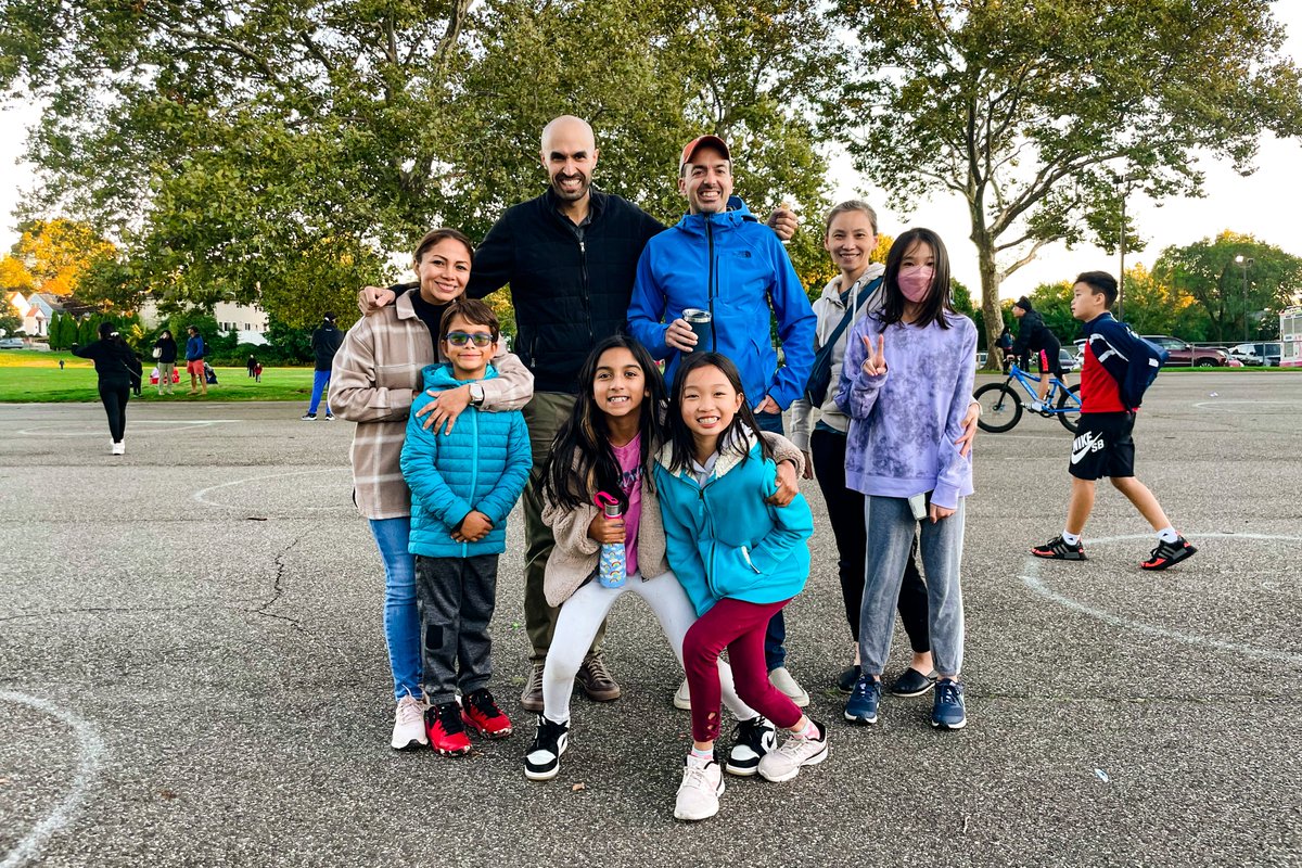 DentonAvePta's tweet photo. Wonderful turnout at the Denton Ave PTA Back to School Picnic!  Our families had a blast with delicious food trucks, ices, DJ and friends! Thank you to our Back to School Picnic Committee! https://t.co/eEfLZuZE65