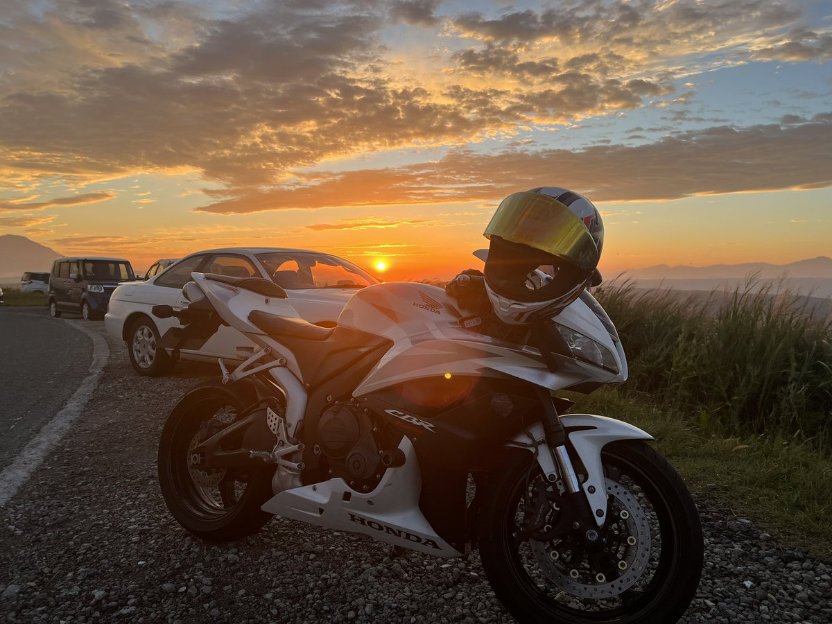 pc40_rr_cbr's tweet photo. 大観峰に朝日見学行ってきた。
#バイク乗りとつながりたい 
#ちょいツーリング仲間募集
#cbr600rr https://t.co/9j3KdFStW1