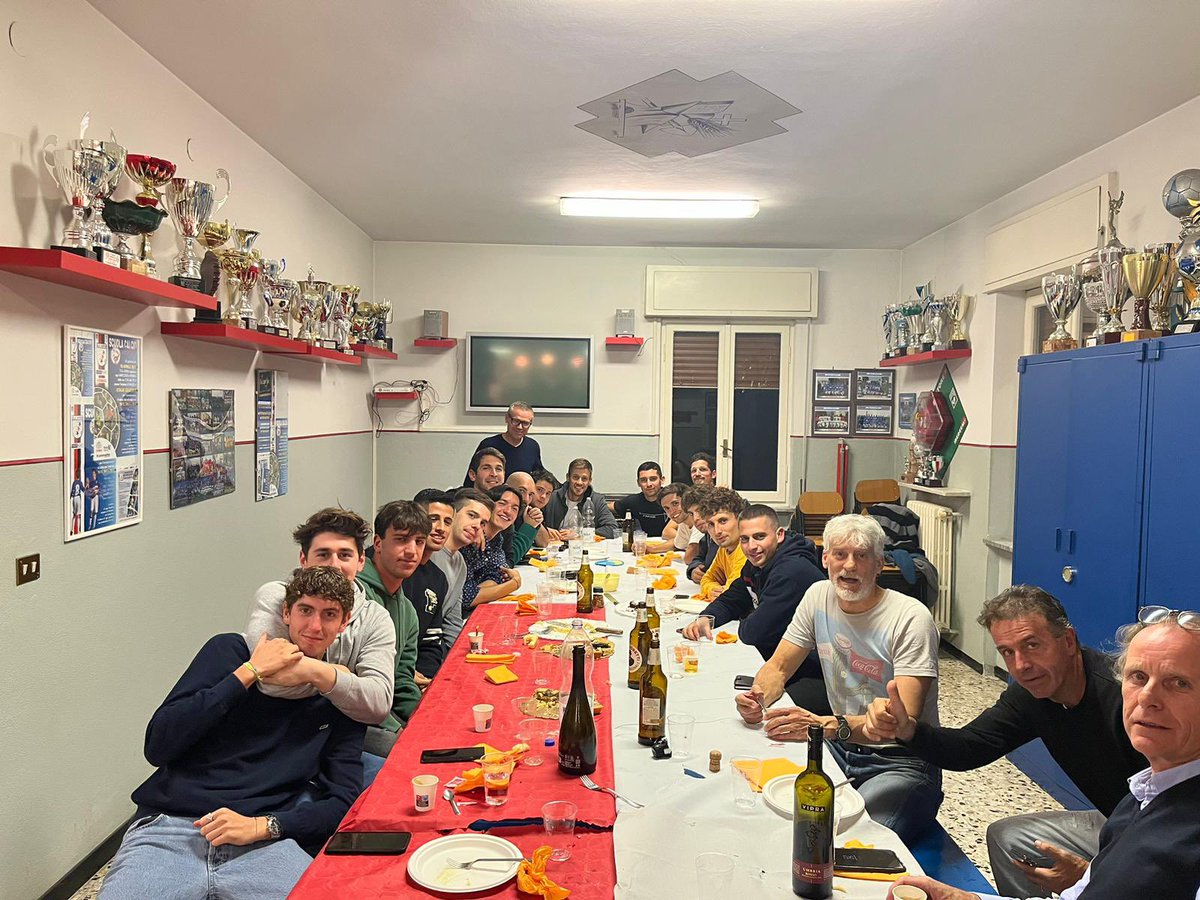 tommaso_ziveri's tweet photo. Ad Aprile epidemia di covid, ora speriamo solo epidemia di gin tonic 💙🤍❤️🖤
#SiDicevaChe
#Disastra https://t.co/r4xxkz2OMV