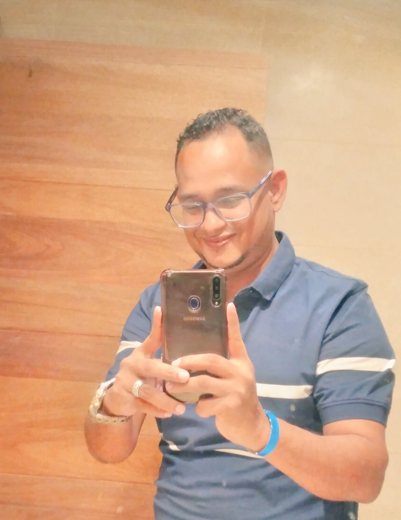 Gracias a mi Dios, por permitirme cumplir un año más de vida, juntos a mis seres querido, deseando cada día más seguir siendo una persona de bien.