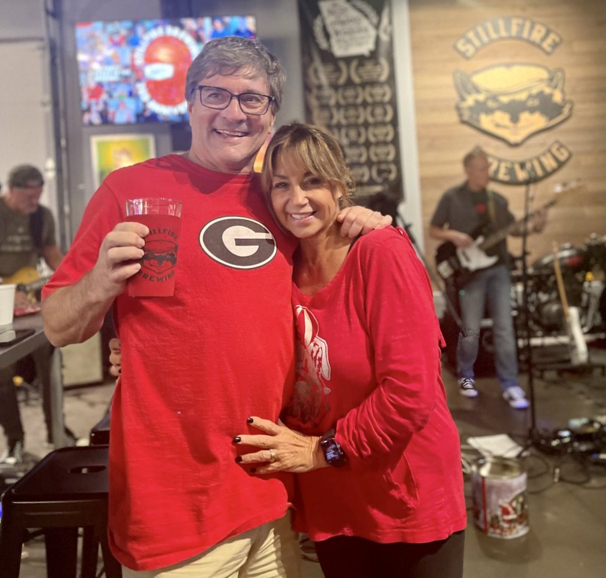 kimlittle3388's tweet photo. #PreGaming #GoDawgs #DawgsOnTop #DawgNation #FridayNight #DateNight #Stillfire #Stillfirebrewing #drinklocal #neighborhoodbrewery ❤️🖤🏈🐶🍺🍺 @StillFireBrew https://t.co/rDueLQJsjk