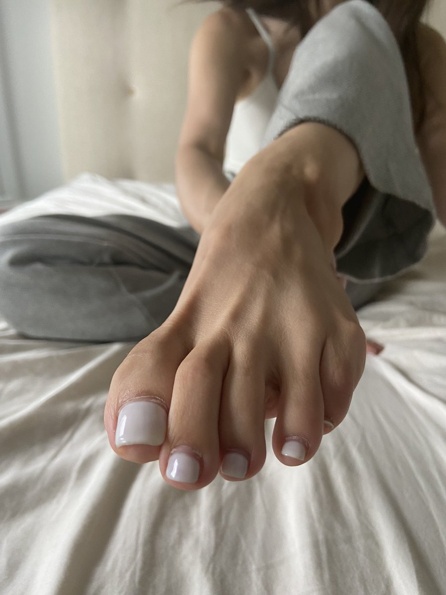 footles_'s tweet photo. Toes? Or fingers? You know my toes can do everything my fingers can do…but better. https://t.co/5snjqempAO