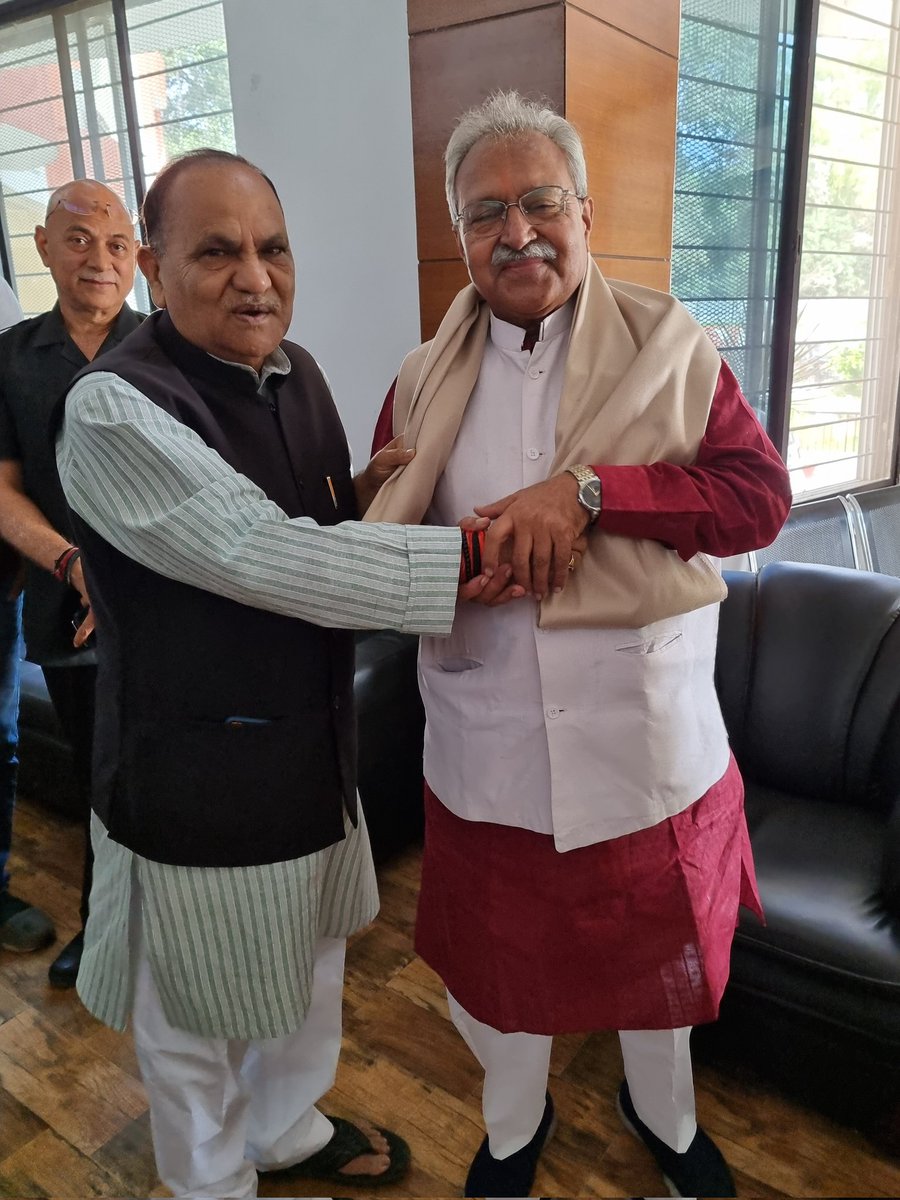 bjpcpsingh's tweet photo. आज राजकीय अतिथिशाला में सांसद, राज्यसभा में भाजपा के मुख्य सचेतक एवं झारखंड भाजपा के प्रभारी माननीय श्री @LKBajpaiBJP जी से शिष्टाचार भेंटवार्ता हुई। इस अवसर पर शॉल एवं पुष्पगुच्छ देकर भगवान बिरसा मुंडा की पावन भूमि पर उनका स्वागत सम्मान किया। https://t.co/4TyIhbqhzN