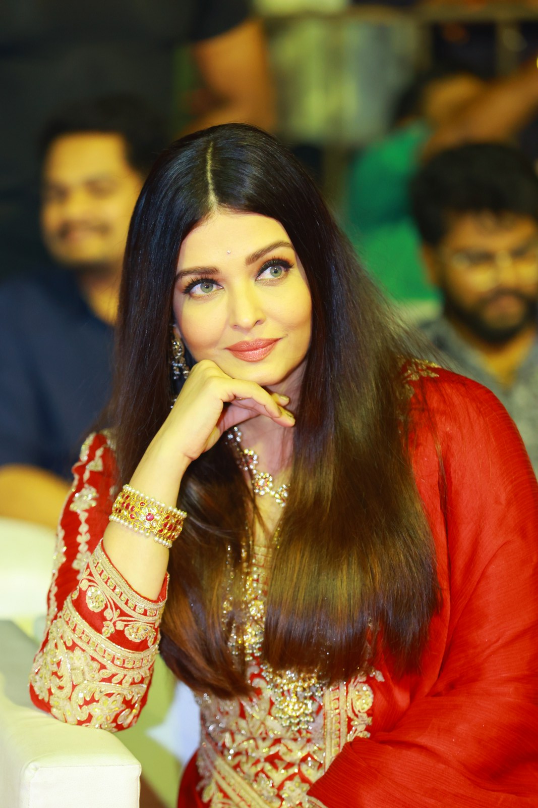 Aishwarya Rai In Dazzling Red At PS 1 Pre Release Event