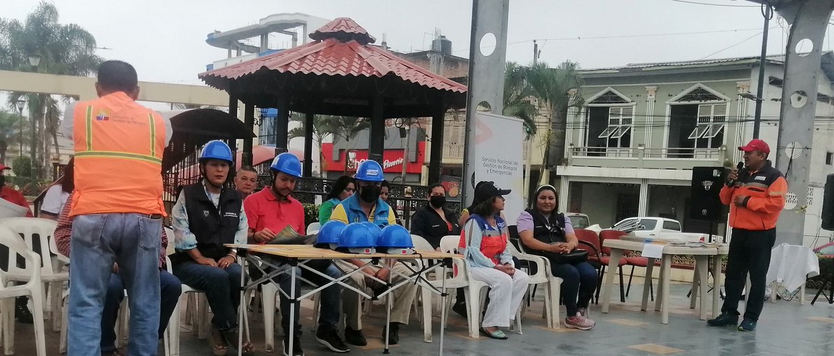 JPSantaRosaEC's tweet photo. Hoy la Jefa Política Flor Masache, junto al Servicio Nacional de Gestión de Riesgos  y Emergencia y Gad Cantónal prestaron el Carro Simulador de Sismo donde capacitaron a la población de como actuar  ante estos fenómenos naturales.
#JuntosLoEstamosLogrando https://t.co/yrS5vrgdV5