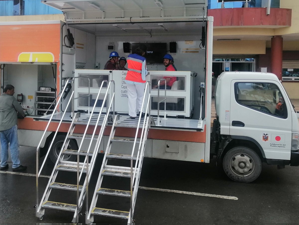 JPSantaRosaEC's tweet photo. Hoy la Jefa Política Flor Masache, junto al Servicio Nacional de Gestión de Riesgos  y Emergencia y Gad Cantónal prestaron el Carro Simulador de Sismo donde capacitaron a la población de como actuar  ante estos fenómenos naturales.
#JuntosLoEstamosLogrando https://t.co/yrS5vrgdV5