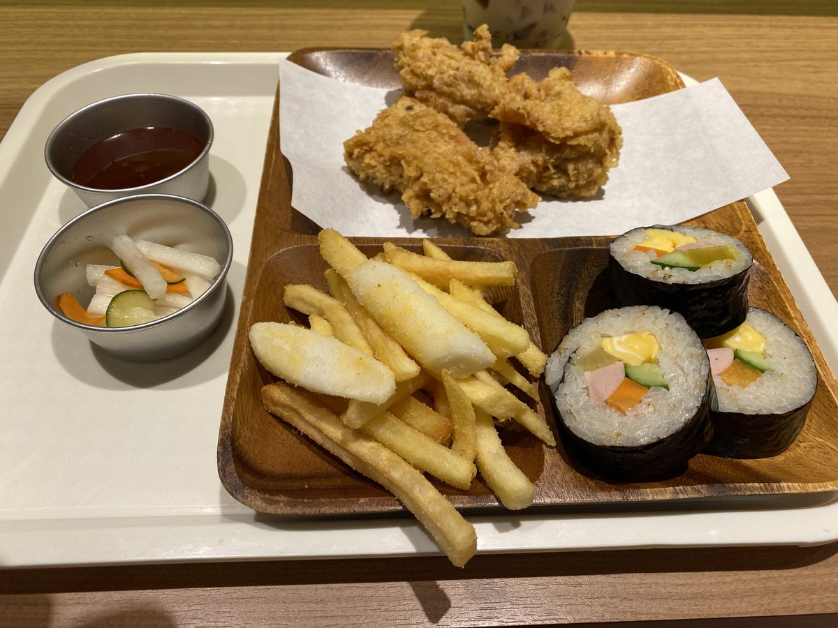 markun_to's tweet photo. 今日は久々に市内に遊びに来た〜🤣
初ゴンチャ飲んでみた笑
市内しかないからなかなか飲む機会ないんだよなぁ😅#QUEENSFROZENTEA
お昼はやっぱりチキン🍗とキンパ😆
ちょっと韓ドラみたいにチキン一羽お持ち帰りにした〜🤣
買い物の邪魔かもだけど笑
#ONECHICKEN https://t.co/XPFAouQSeL
