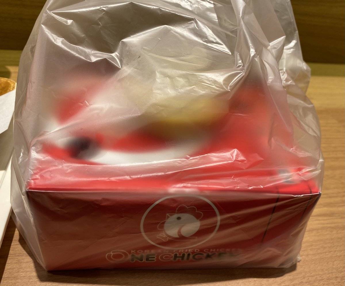markun_to's tweet photo. 今日は久々に市内に遊びに来た〜🤣
初ゴンチャ飲んでみた笑
市内しかないからなかなか飲む機会ないんだよなぁ😅#QUEENSFROZENTEA
お昼はやっぱりチキン🍗とキンパ😆
ちょっと韓ドラみたいにチキン一羽お持ち帰りにした〜🤣
買い物の邪魔かもだけど笑
#ONECHICKEN https://t.co/XPFAouQSeL