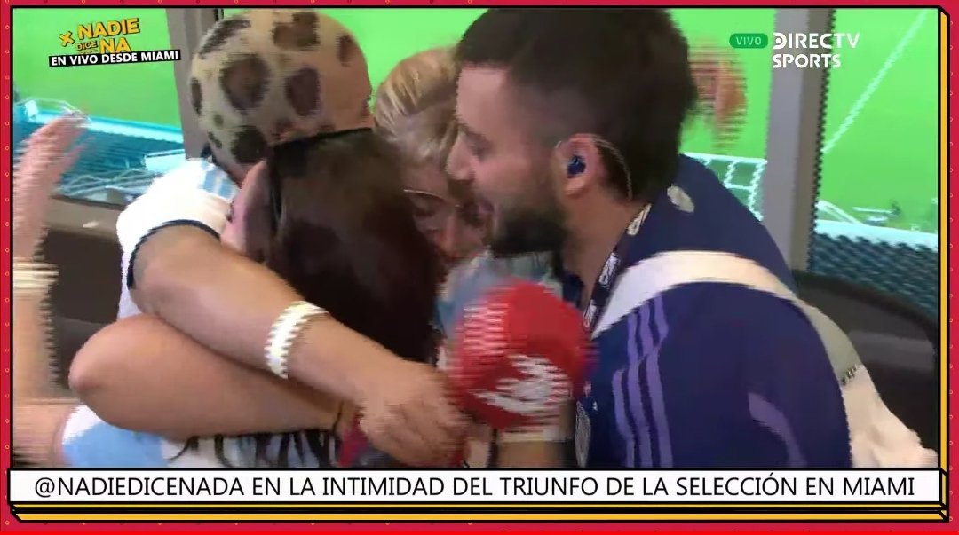 pauliter2010pyp's tweet photo. Estos pibes que desde los medios tradicionales los viven bardeado le acaban de hacer una nota mano a mano a Messi,de Paul, Dybala y leo paredes  

Que hermosa locuraaaaa toodoo

#NadieDiceNada  SON ORGULLO NACIONAL LOCO! https://t.co/OfTQtRZHVg