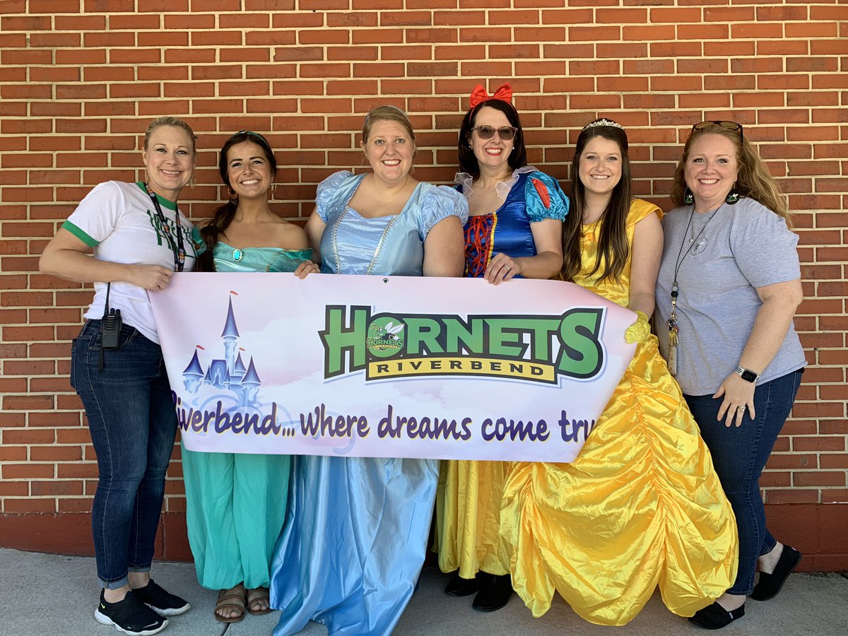 riverbendes's tweet photo. Our fifth graders traveled to the Trojan Enchanted Kingdom today for the Homecoming Parade, and they were surprised by our fifth grade princess teachers!    #together #GoTrojans #ONEnorthhall #clusterpower #riverbendrocks https://t.co/q0tQZCHrWN