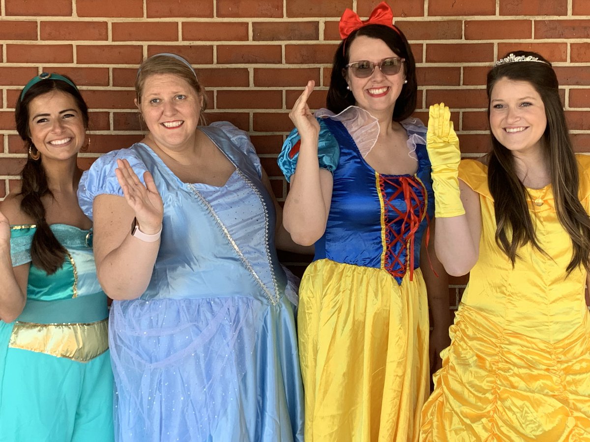 riverbendes's tweet photo. Our fifth graders traveled to the Trojan Enchanted Kingdom today for the Homecoming Parade, and they were surprised by our fifth grade princess teachers!    #together #GoTrojans #ONEnorthhall #clusterpower #riverbendrocks https://t.co/q0tQZCHrWN