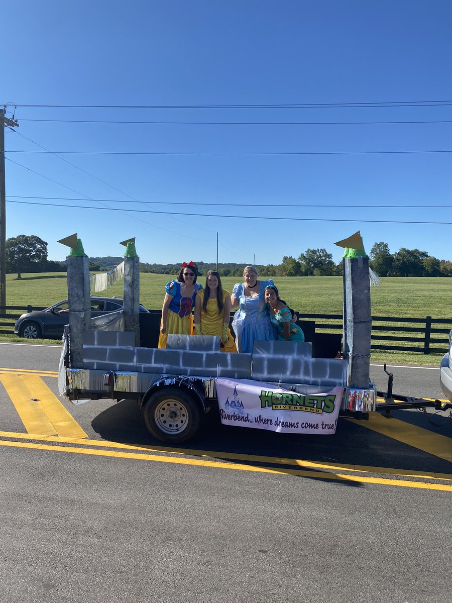 riverbendes's tweet photo. Our fifth graders traveled to the Trojan Enchanted Kingdom today for the Homecoming Parade, and they were surprised by our fifth grade princess teachers!    #together #GoTrojans #ONEnorthhall #clusterpower #riverbendrocks https://t.co/q0tQZCHrWN