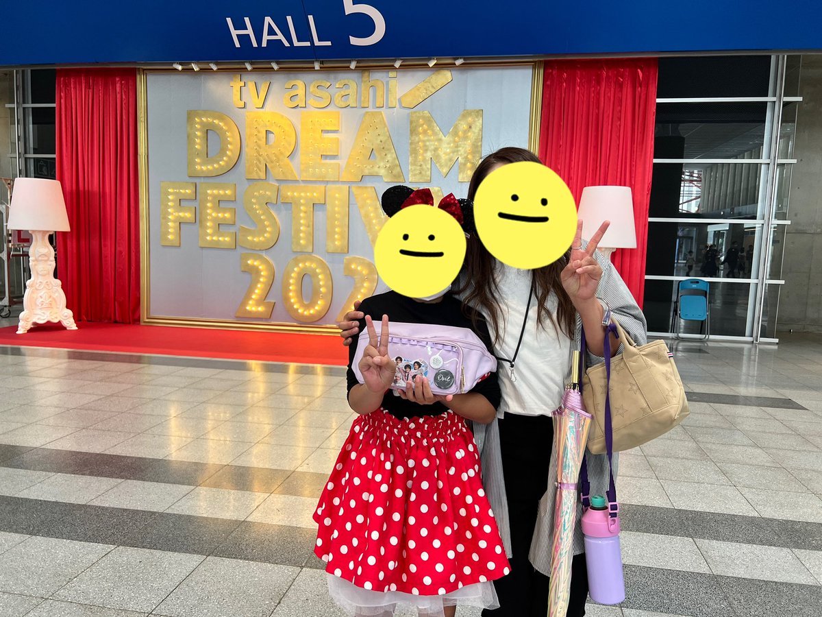 CPfc6j's tweet photo. ドリフェスお留守番組なのに
ディズニーオンアイスを見に行って、隣がドリフェス会場だったから、入口でドリフェスのテンションで写真をとる母娘🤣
娘のカバンにはジャンプちゃんの写真がばっちり飾ってあります🤣 https://t.co/mQAjFgwASZ