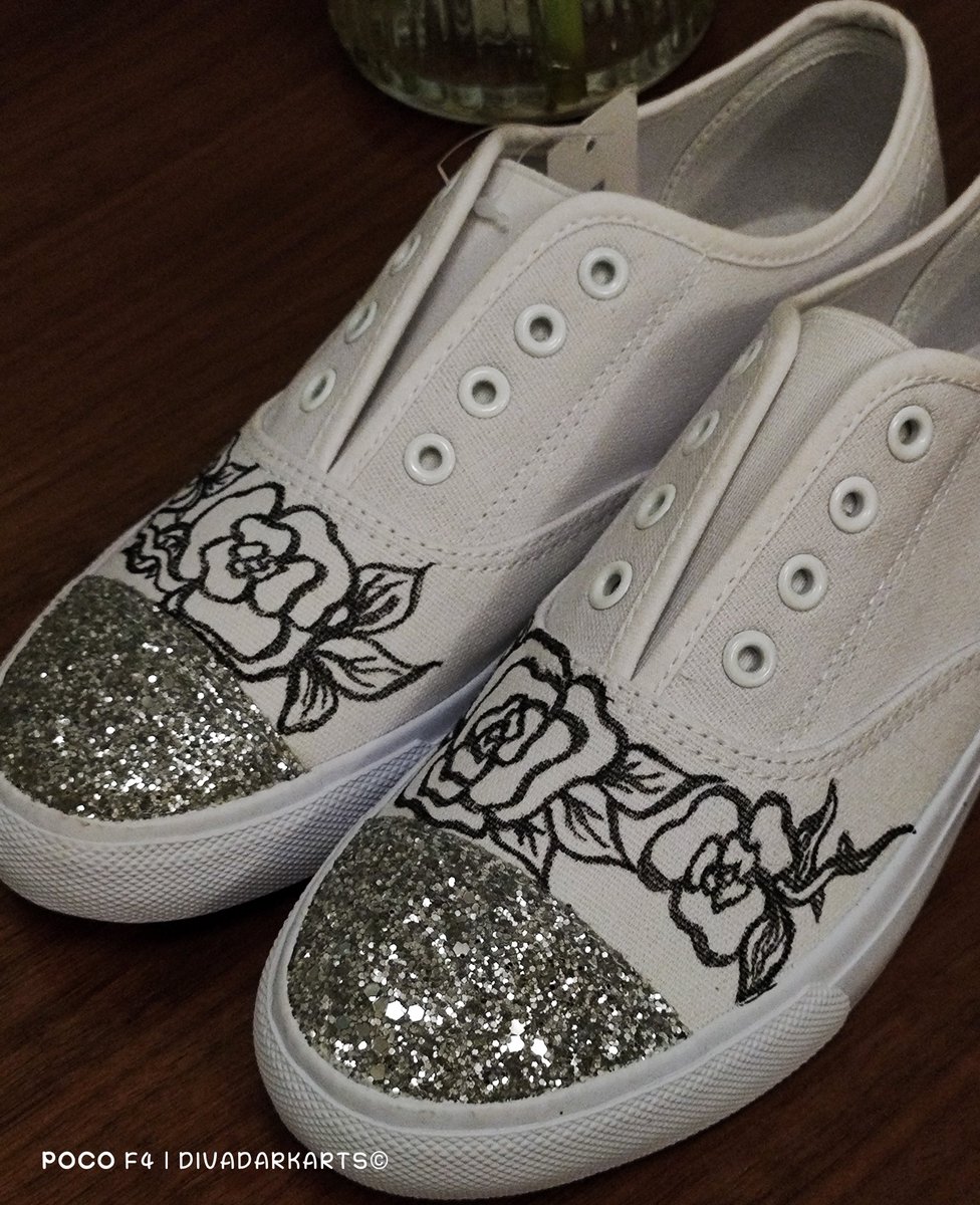 Staceylg25's tweet photo. So this is a project I'm currently working on, &amp; thought I'd post these few pics of my #Creative #WorkInProgress 👌 = looking good, - even if I do say so myself! 🎺🎺🎺😉 #DivaDarkArts #MyArt #MyArtwork #ShoeArt #SteppingOutInStyle #Fashion #Style #FreehandArt https://t.co/6C5GjTjtbR