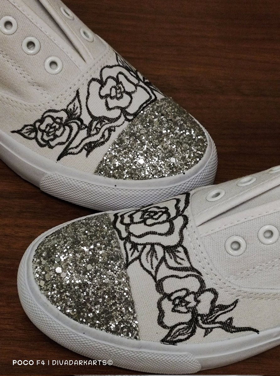 Staceylg25's tweet photo. So this is a project I'm currently working on, &amp; thought I'd post these few pics of my #Creative #WorkInProgress 👌 = looking good, - even if I do say so myself! 🎺🎺🎺😉 #DivaDarkArts #MyArt #MyArtwork #ShoeArt #SteppingOutInStyle #Fashion #Style #FreehandArt https://t.co/6C5GjTjtbR