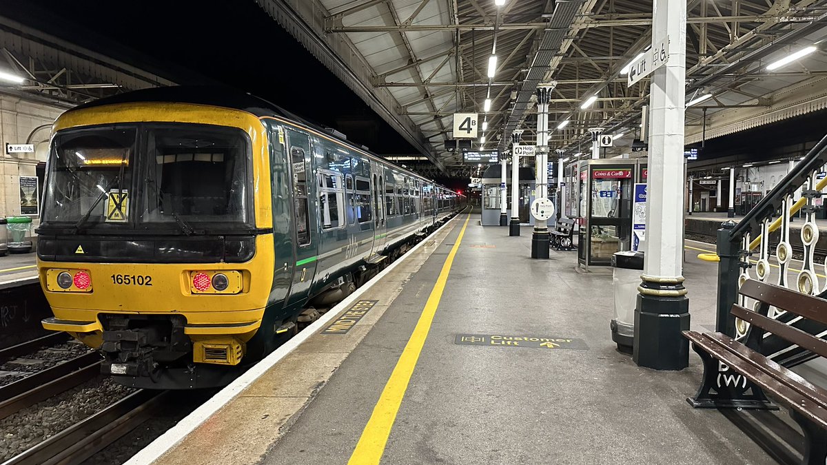 BenBroomfield_'s tweet image. Good Morning! 👋

Second early in a row and know why I prefer lates/nights 🥱

Here’s #class165 165102 ready to form 2T03 to Paignton.

#DispatchersOfTwitter #railway #rail #train #trains #unit #station #turbo #gwr #ukrail