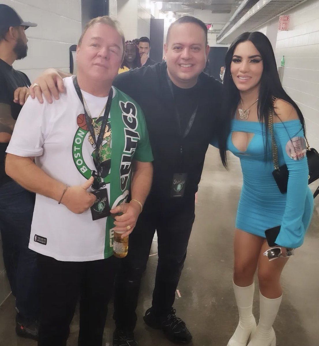 Soy_KarelyGlz's tweet photo. Kim Loaiza con el papá de Karol G y el Vice Presidente de Universal Music.📷🔥 https://t.co/GC9LxFViGo