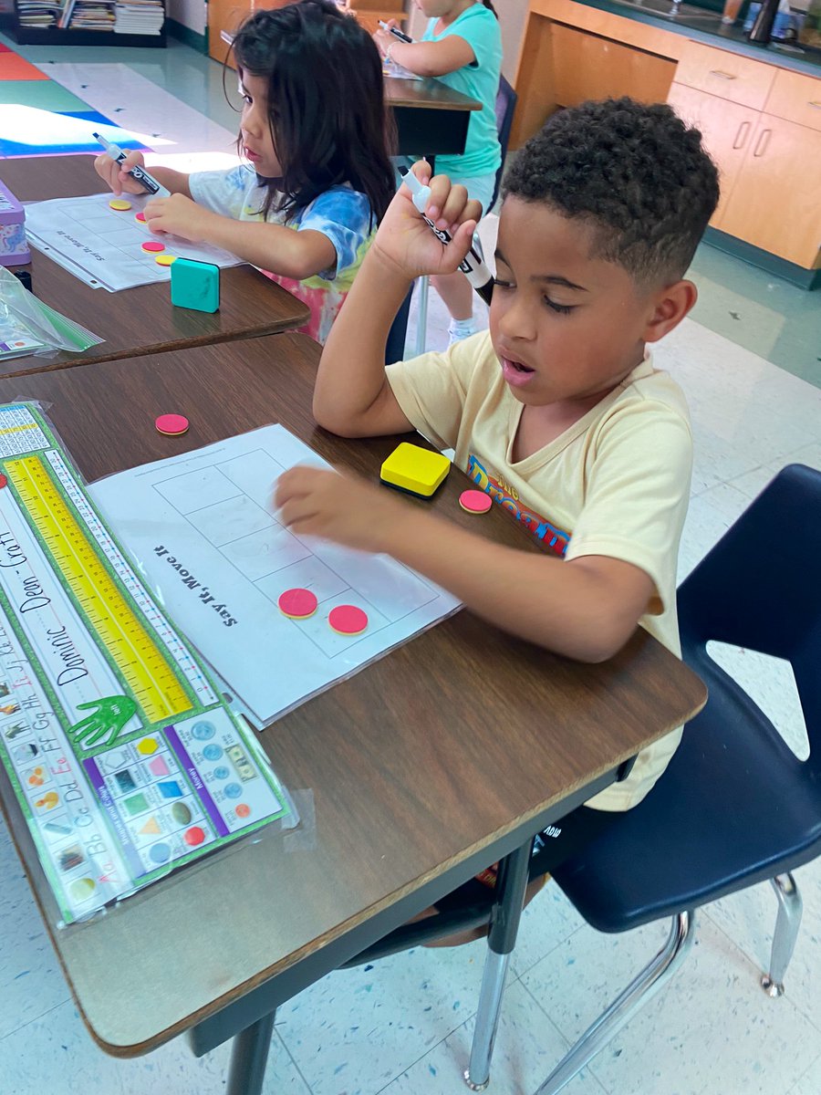 ameliastmu's tweet photo. @Ms_PorterNISD’s class had some fun in phonics this week using elkonin boxes, an open sort, and decodable readers. 📚✍️🦖@NISDRhodes https://t.co/b4r3bPZUw2