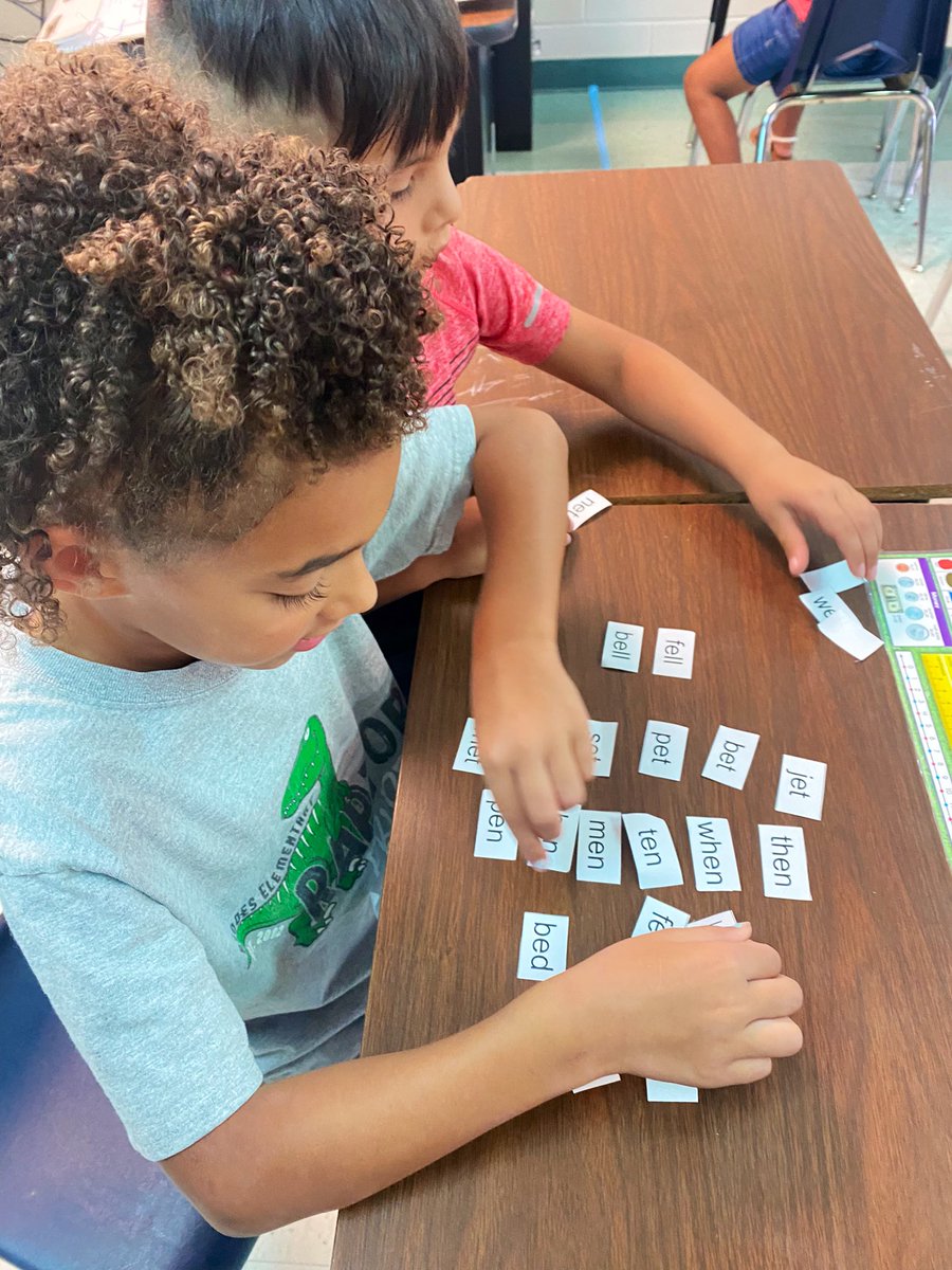 ameliastmu's tweet photo. @Ms_PorterNISD’s class had some fun in phonics this week using elkonin boxes, an open sort, and decodable readers. 📚✍️🦖@NISDRhodes https://t.co/b4r3bPZUw2