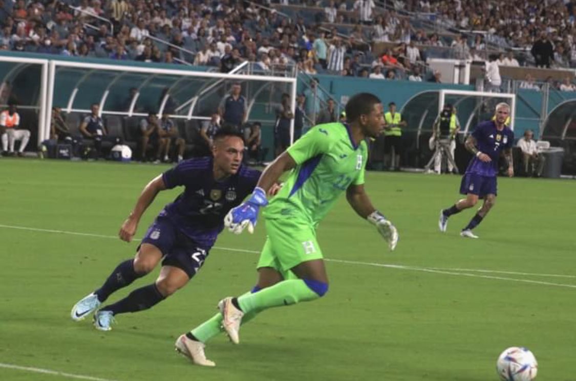 IamAlexLara's tweet photo. Lo más rescatable del partido ante Argentina fue el baile que le hizo Luis “Buba” López a Lautaro. Grande este jugador. https://t.co/IhuPpSeOFu