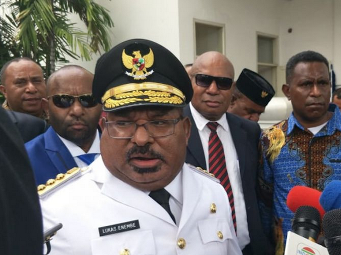 DavidRobie's tweet photo. Fate of Papua’s Governor Enembe – the ‘son of Koteka’ – lies in balance amid allegations #AsiaPacificReport #WestPapua @westpapuamedia @BennyWenda @PNGAttitude #allegations #LukasEnembe #humanrights @KeithLocke  #koteka @RNZPacific  @Mtuilaepataylor 
https://t.co/InrLlC4YXM https://t.co/tFTfwGXqmc
