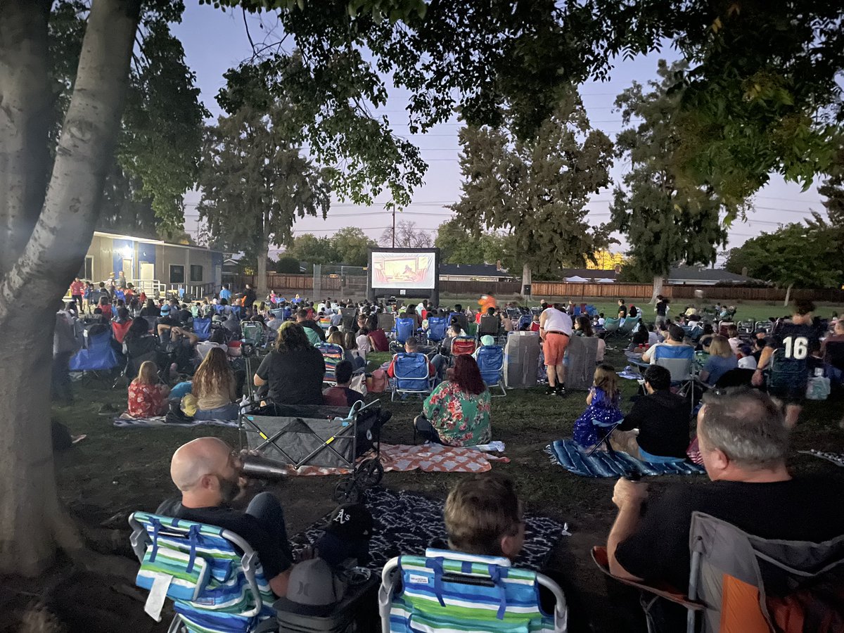 LietzPrincipal's tweet photo. Thank you @lietzhsc for a wonderful night!  It was a beautiful night to enjoy coming together. #Lietzpride #usdlearns https://t.co/OUOzaeDPN3