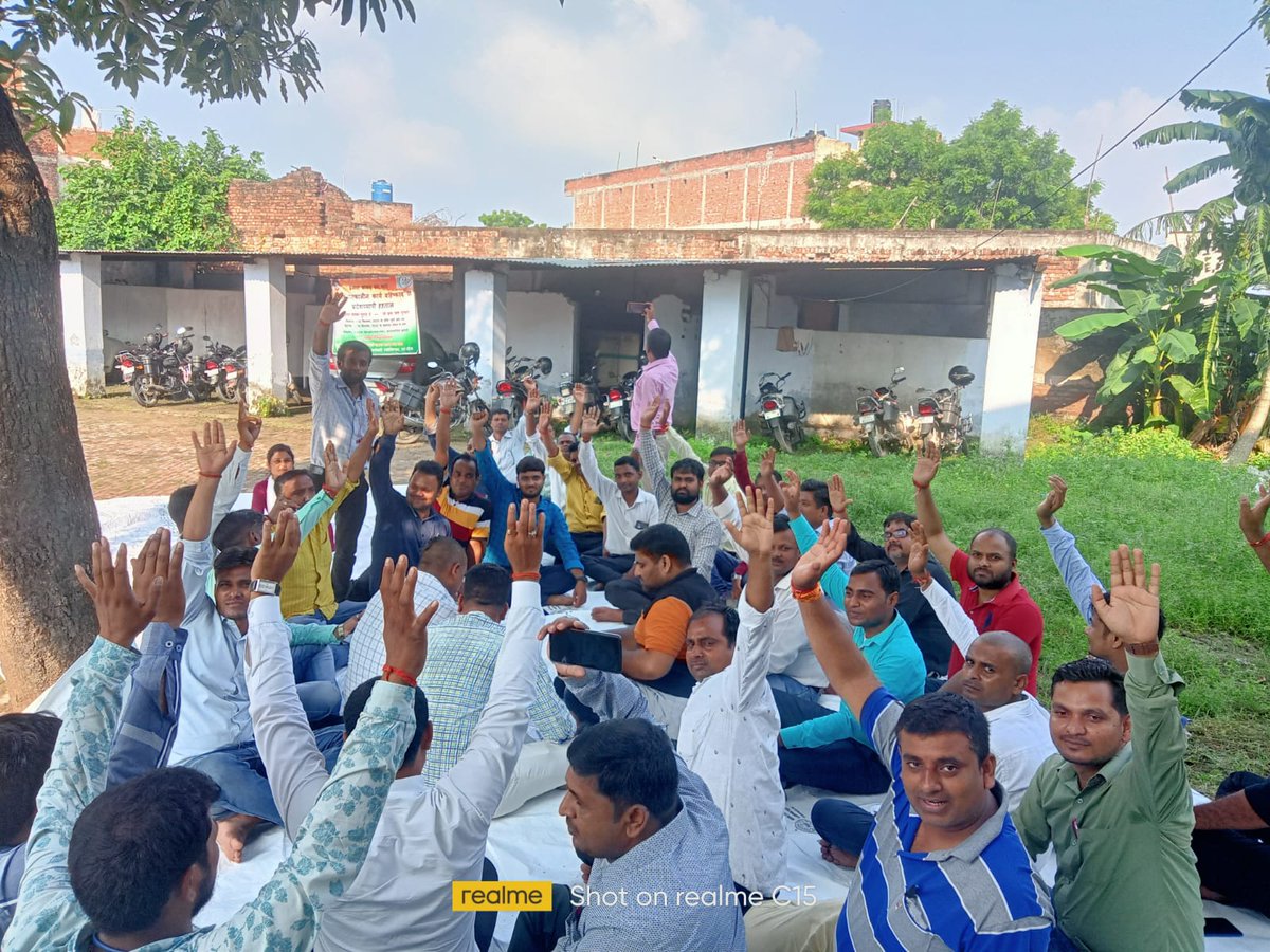 BBhanwapur's tweet photo. अनिश्चितकालीन धरना-प्रदर्शन जारी है #UPSRLMSTAFFHRPOLICY @myogiadityanath @narendramodi @PMOIndia @MoRD_GoI @UPGovt @DAY_NRLM @rashtrapatibhvn @BJP4India @BJP4UP @LokSabhaSectt @loksabhaspeaker @homeupgov @AmitShahOffice @AmitShah @kpmaurya1 @UPGovt @sanket @ABPNews https://t.co/N7MnEB0BpX