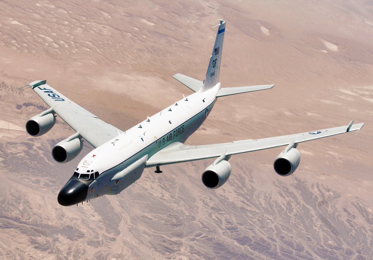 Dialog_UA's tweet photo. ❗️США подняли в небо одни из самых редких и уникальных самолетов RC-135S “Cobra Ball”.
Использовался для слежения за советскими МБР. То есть за стратегическим ядерным оружием.
Все 3 сейчас в небе, двое на границе с РФ со стороны Аляски, один летит из центра США. https://t.co/Nt2U0Sj5Af