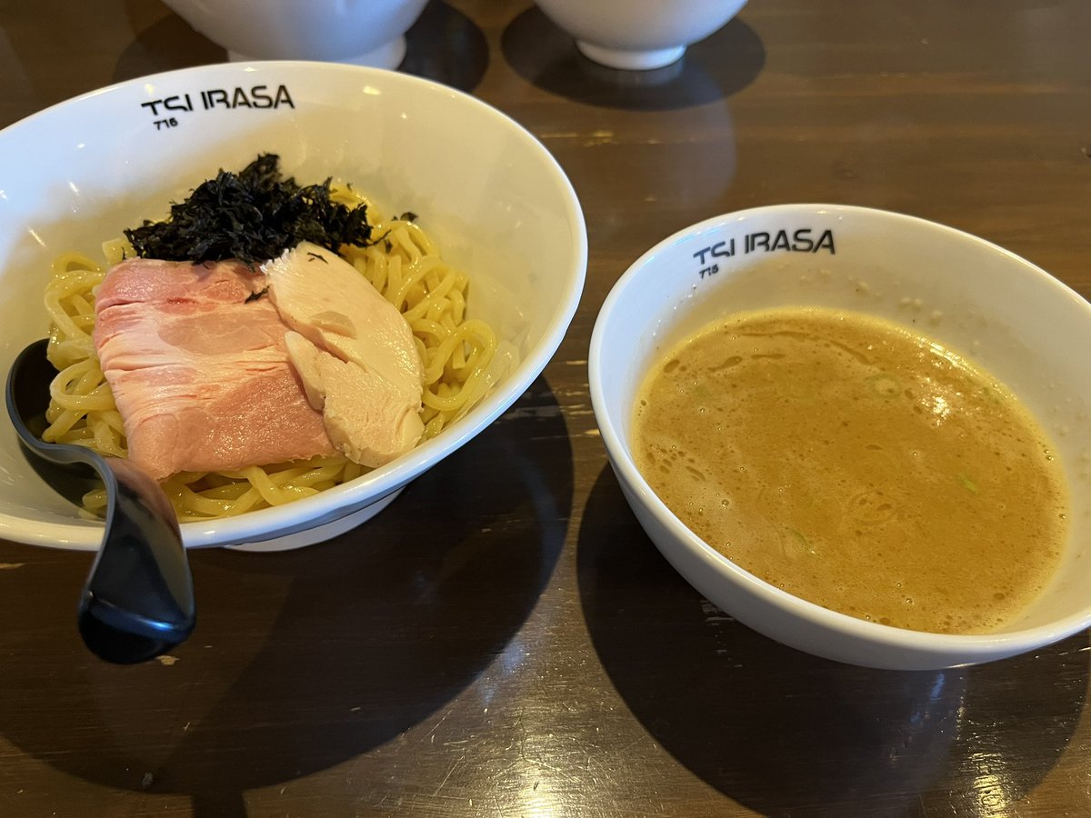 Ramenoki's tweet photo. ラーメン翼（各務原市）
つけ麺を注文。さらりとしながら濃厚な鶏白湯のつけだれ。麺からは心地の良い小麦の香りが漂う。
鶏白湯のコクと、醤油スープの塩梅が芸術的で、濃い目の味付けながらさらさらと箸が進む。
もっちりとしたお肉をつけ汁に浸して食らえば、味の向こう側へ辿り着く。🅿️有��。 https://t.co/9gvnmQjbzS