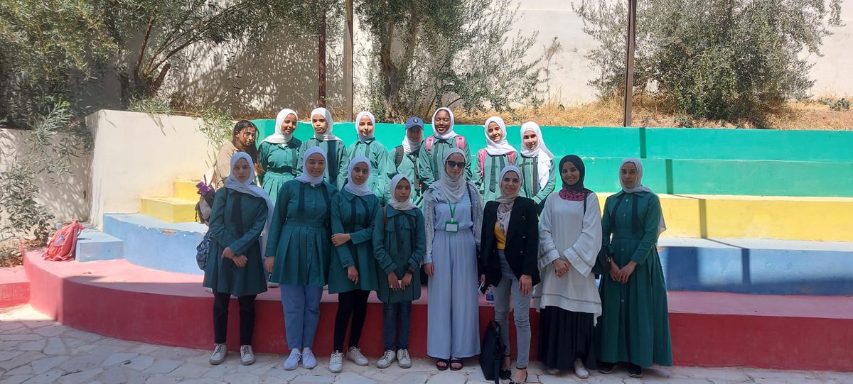 jordan_eco's tweet photo. و تلاها تنفيذ عملي لأحد الحلول التي يمكن تنفيذها على مستوى المدرسة في الحديقة الخاصة بالمدرسة للبدء بالاهتمام في المساحات الخضراء هناك و تنفيذ مبادرات زراعية تقليدية وغير تقليدية للمشاركة في تحقيق اهداف التنمية المستدامة المتمثلة في العمل المناخي والتقليل من الآثار بشكل محلي. https://t.co/4hyid8CeU7