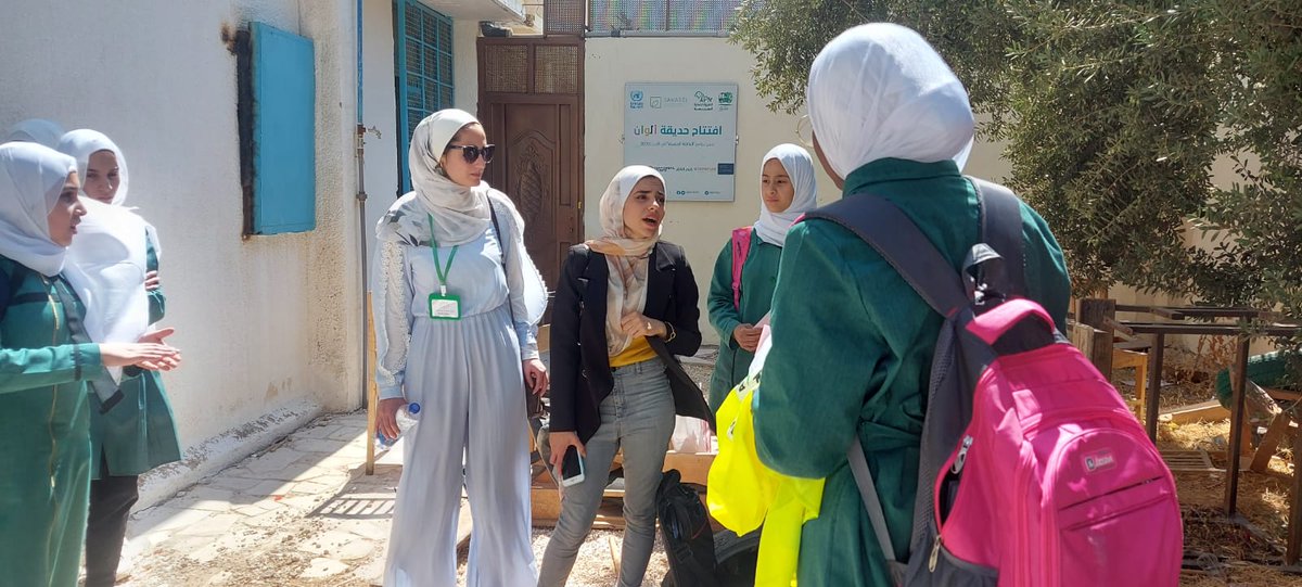jordan_eco's tweet photo. و تلاها تنفيذ عملي لأحد الحلول التي يمكن تنفيذها على مستوى المدرسة في الحديقة الخاصة بالمدرسة للبدء بالاهتمام في المساحات الخضراء هناك و تنفيذ مبادرات زراعية تقليدية وغير تقليدية للمشاركة في تحقيق اهداف التنمية المستدامة المتمثلة في العمل المناخي والتقليل من الآثار بشكل محلي. https://t.co/4hyid8CeU7