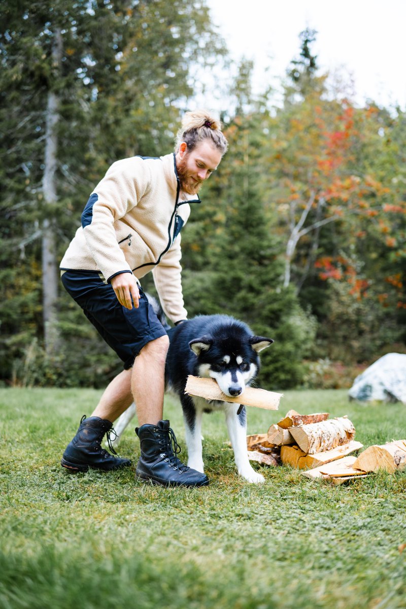 VictorHendrix20's tweet photo. It’s just the most amazing thing to love a dog, isn’t it? It makes our relationships with people seem as boring as a bowl of oatmeal. @VictorHendrix20 

#dogs #dogsoftwitter  #dogslife #dogsarefamily #dogsarethebest #dogslover #canineweekly https://t.co/uPw6Q4nXv4