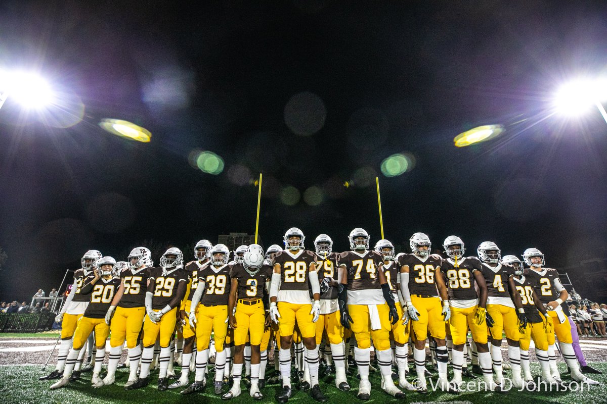 VincentDJohnson's tweet photo. #MountCarmel busts out the throwback uniforms for homecoming against St. Ignatius. @CaravanSports @CaravanFootball @MountCarmelHS https://t.co/g5sNKKGwF4