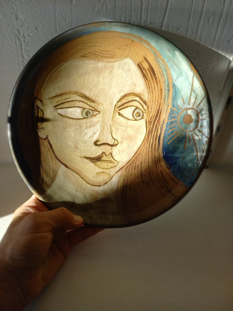 AdriRuben71's tweet photo. Plato de terracota ,decorado con engobes y esgrafiado. 
Rubén Navarro 2022. https://t.co/jqTQe9e6SJ