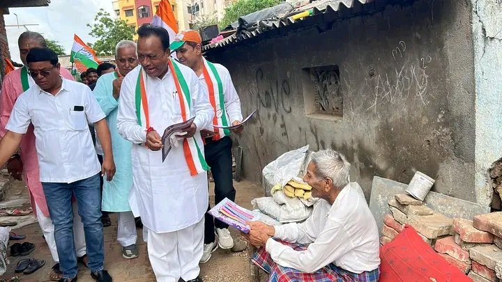LutyensMediaIN's tweet photo. जगदीश ठाकोर कांग्रेस पार्टी का वचन पत्र नरोदा में बांटते हुए !!
#GujaratElections2022 https://t.co/Pmt0wOn4yF