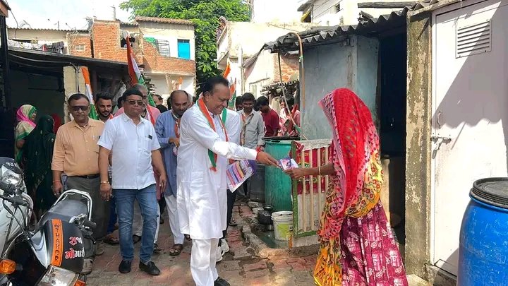 LutyensMediaIN's tweet photo. जगदीश ठाकोर कांग्रेस पार्टी का वचन पत्र नरोदा में बांटते हुए !!
#GujaratElections2022 https://t.co/Pmt0wOn4yF