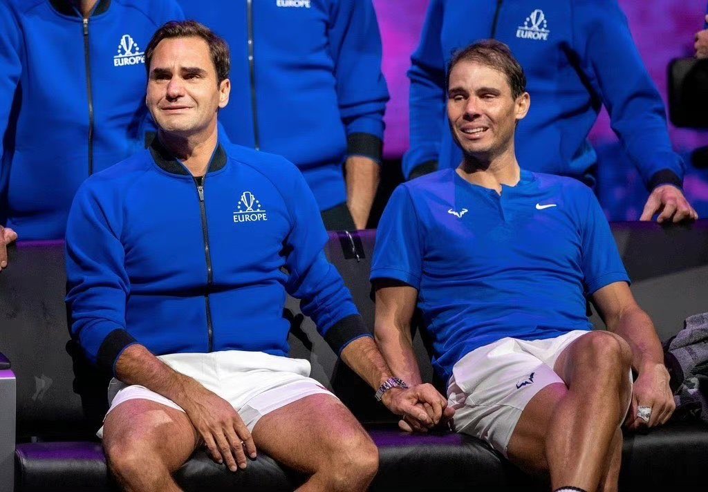 I haven't gotten any sleep and been up all night, yet I cannot get over these pictures. They're the most heartbreaking yet beautiful images of male friendship, intimacy, vulnerability, and bonding that I've seen in sports. What has made #Fedal so special? 🧵