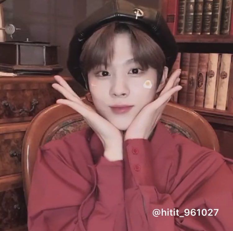 KimDdalang's tweet photo. 내가 얼굴 보고 좋아한게 맞구나...
우석이 얼굴에 나 잘생겼어
나 잘났어 라고 써있음 https://t.co/zkFwMfI89e
