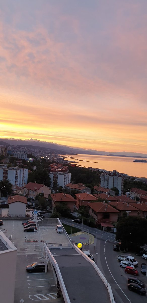 VesnaGagga's tweet photo. Zašto se buditi u 5? 🥰 ☕🎶
#rijekacity #gradrijeka #zaljev #kvarner #najljepsizaljev #sunce #svitanja https://t.co/8IIvNqq3kl